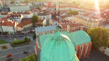 Polonya 'nın Rzeszow şehrindeki Katolik kilisesinin çan kulesi. Gündoğumunda tarihi Rzeszow kasabasının hava aracı görüntüleri. Polonya 'nın güneydoğusundaki en büyük şehir..