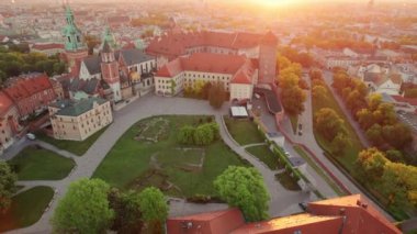 Polonya 'nın başkenti Cracow' da tarihi Wawel kalesi. Kraliyet Wawel Kalesi 'nin, Katedral' in, Sandomierz Kulesi 'nin ve yaz mevsiminde Krakow' daki savunma duvarlarının tarihi manzarası.