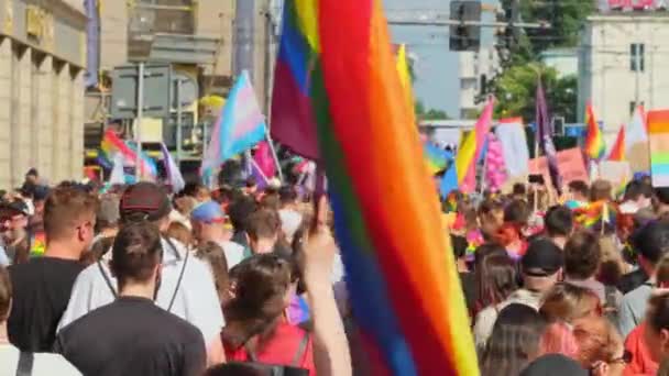 Tłum Niezidentyfikowanych Osób Flagami Lgbt Paradzie Równości Wrocławiu Gej Duma — Wideo stockowe