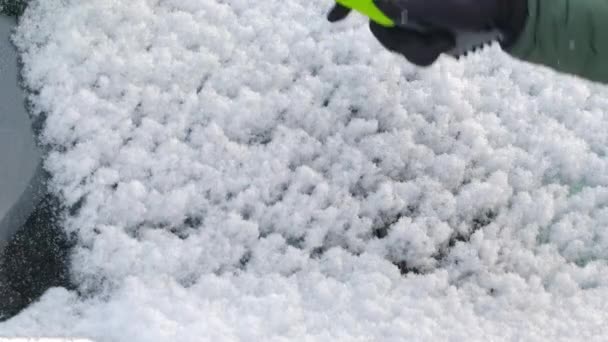 Припаркованный Автомобиль Покрытый Свежим Снегом После Снегопада Зимой Неизвестный Владелец — стоковое видео