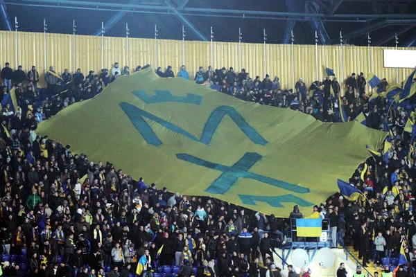 Metalist Kharkiv fans hun team te ondersteunen tijdens wedstrijd — Stockfoto