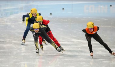 Bayanların 1000 m kısa parça ısıtır ısıtır