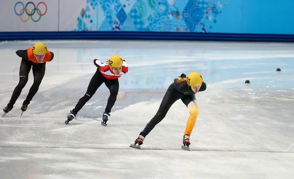 Dámský 1000 m ohřívá krátké trati tepel — Stock fotografie