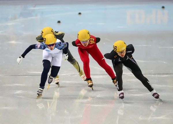 Senhoras '1000 m aquece aquecedores de pista curta — Fotografia de Stock