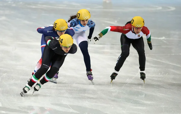 Dámský 1000 m ohřívá krátké trati tepel — Stock fotografie