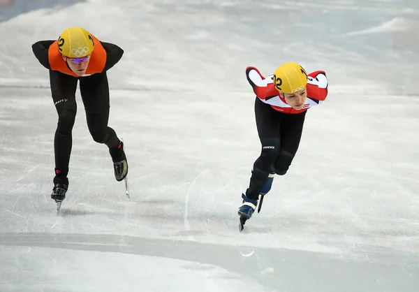 Dámský 1000 m ohřívá krátké trati tepel — Stock fotografie