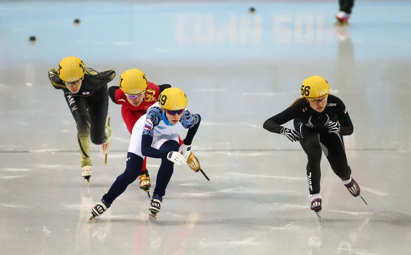 Dámský 1000 m ohřívá krátké trati tepel — Stock fotografie