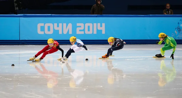 Dámský 1000 m ohřívá krátké trati tepel — Stock fotografie