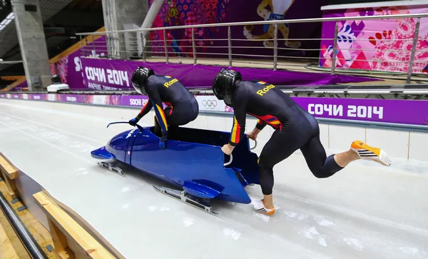 Dos hombres bobsleigh calor —  Fotos de Stock