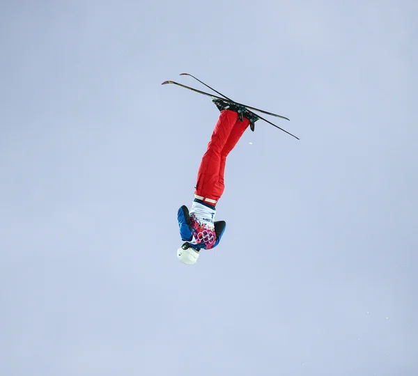 Ski acrobatique. Qualification des sauts masculins — Photo