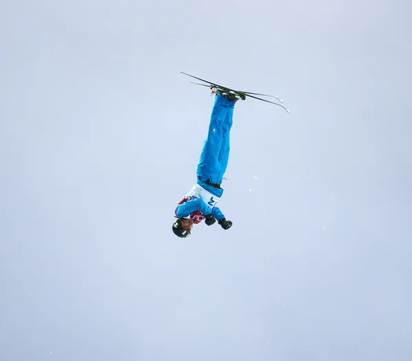 Akrobatické lyžování. Pánské antény kvalifikace — Stock fotografie