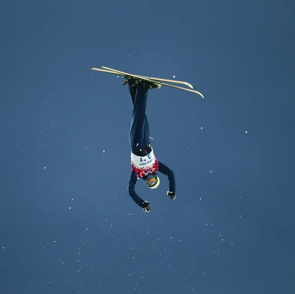 Esqui Freestyle. Qualificação de antenas masculinas — Fotografia de Stock