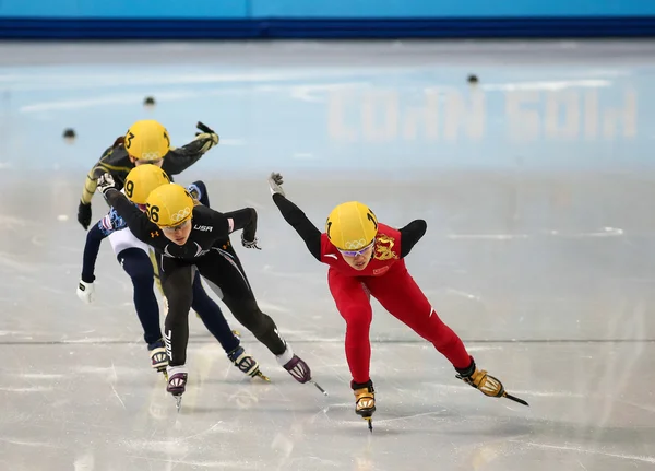 Dámský 1000 m ohřívá krátké trati tepel — Stock fotografie