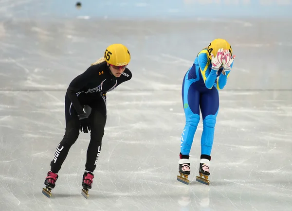 Senhoras '1000 m aquece aquecedores de pista curta — Fotografia de Stock