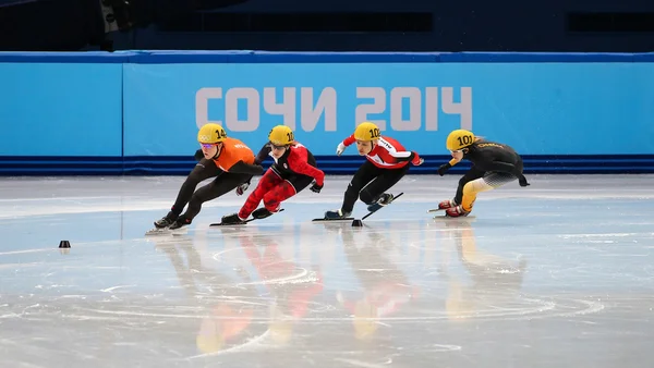 Dámský 1000 m ohřívá krátké trati tepel — Stock fotografie