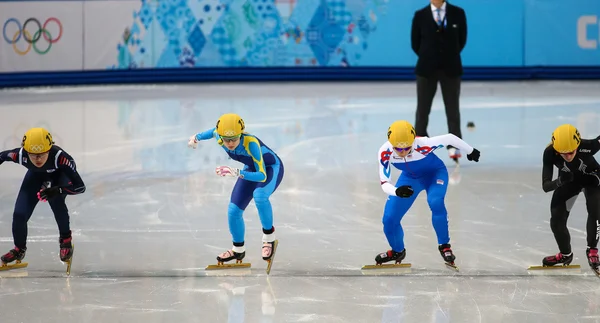 Senhoras '1000 m aquece aquecedores de pista curta — Fotografia de Stock