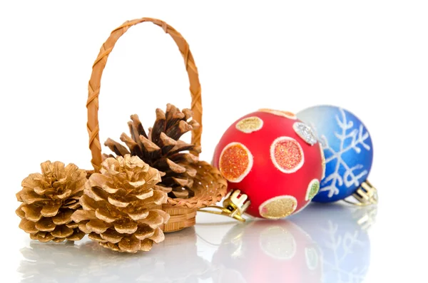 Рождественские шары и рожки в корзине — стоковое фото