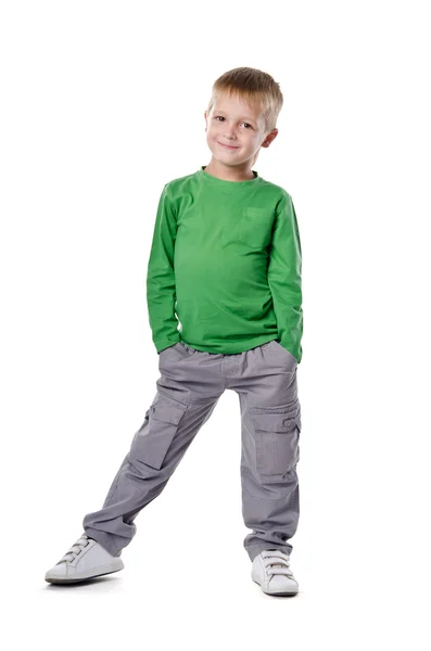 Портрет щасливого маленького хлопчика, що стоїть з руками в кишені — стокове фото