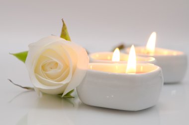 beyaz gül ve kalp şeklinde mum
