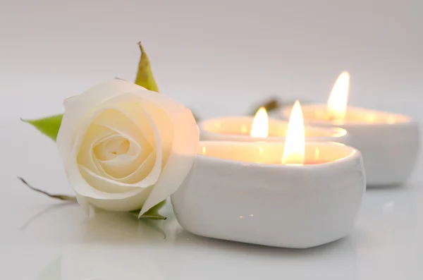 Rosa blanca y velas en forma de corazón —  Fotos de Stock