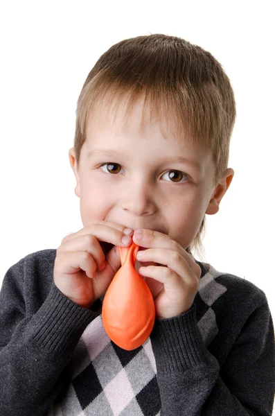 Porträt eines kleinen Jungen, der den Ballon isoliert aufbläst — Stockfoto