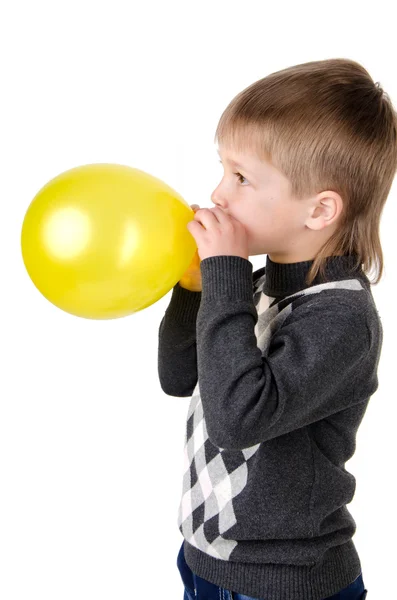 Porträt eines kleinen Jungen, der den Ballon isoliert aufbläst — Stockfoto