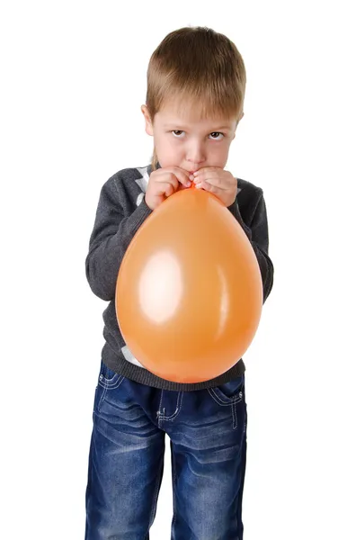 Porträt eines kleinen Jungen, der den Ballon isoliert aufbläst — Stockfoto