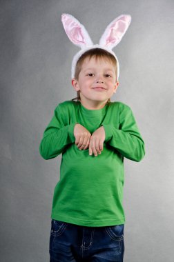 çocuk bunny kulaklar giydi