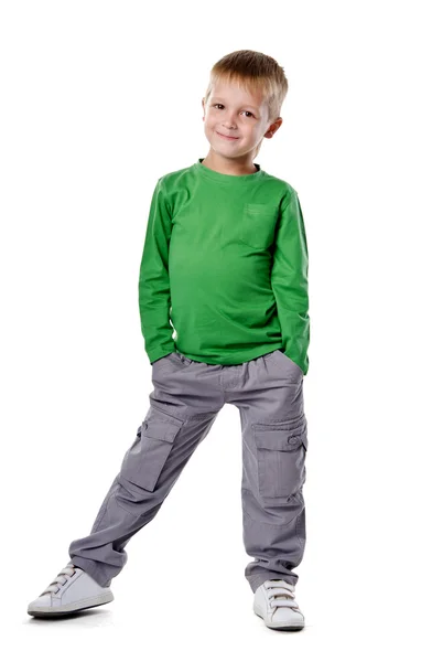 Портрет щасливого маленького хлопчика, що стоїть з руками в кишені — стокове фото