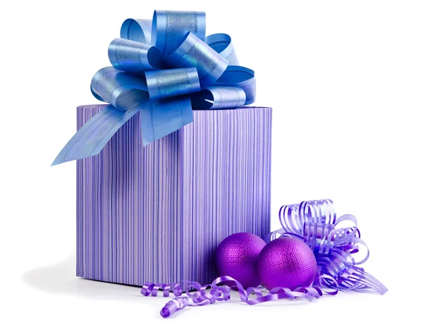 Regalo di Natale con palla viola e fiocco isolato su bianco — Foto Stock