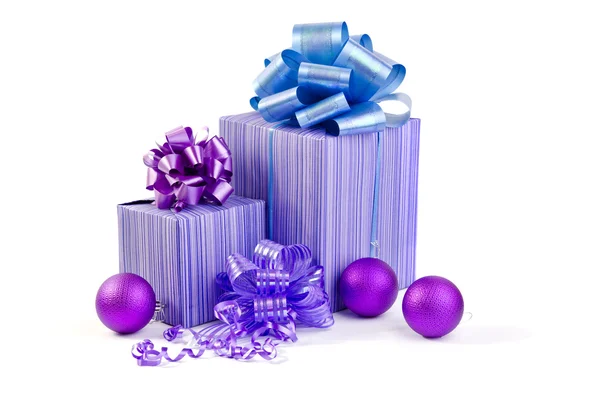 Regalo di Natale con palla viola e fiocco isolato su bianco — Foto Stock