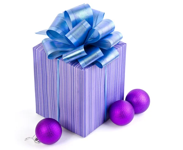 Christmas gift with Purple Ball and ribbon bow isolated on white — Stock Photo, Image