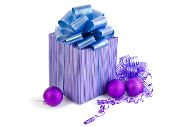 Scatola regalo viola con fiocco a nastro e palline di Natale — Foto Stock