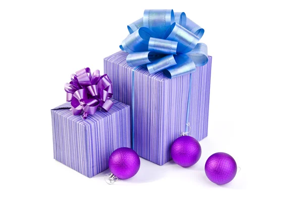 Caja de regalo púrpura con un lazo de cinta y bolas de Navidad — Foto de Stock