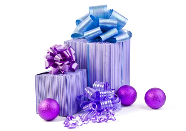 Purple gift box with a ribbon bow and christmas balls — Stock Photo, Image