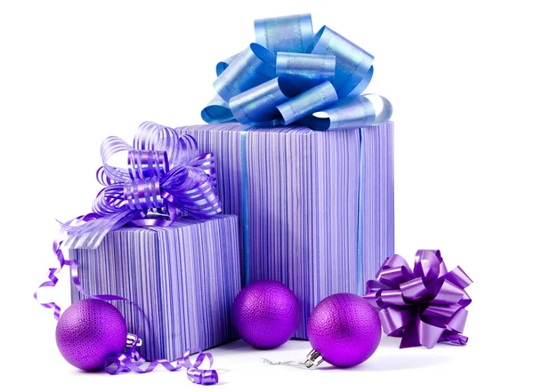 Purple gift box with a ribbon bow and christmas balls — Stock Photo, Image