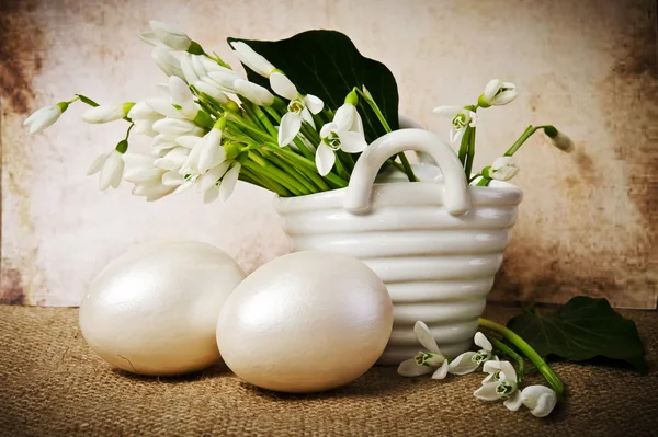 Velikonoční vajíčka a sněženky — Stock fotografie