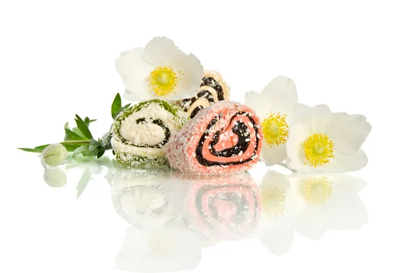 Mooie witte bloem en snoep geïsoleerd op wit — Stockfoto