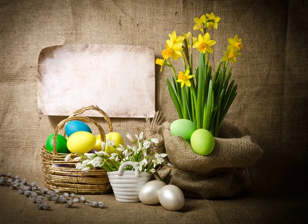 Coloridos huevos de Pascua en canasta marrón — Foto de Stock