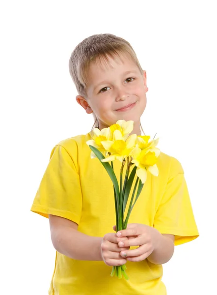 Retrato de feliz alegre y hermoso niño con flores — Foto de Stock