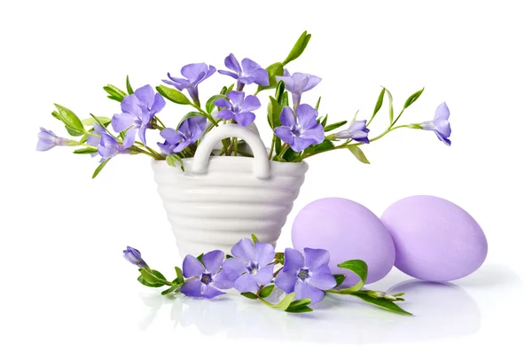 Hermoso periwinkle azul en la cesta y huevos de Pascua aislar —  Fotos de Stock