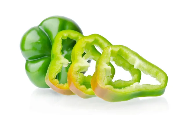 Saftig söt grön paprika isolerad på vit bakgrund — Stockfoto