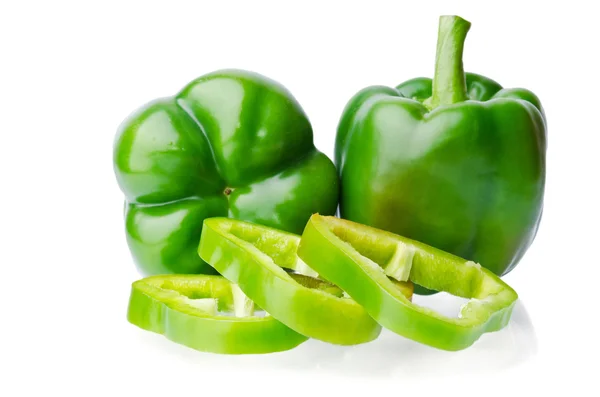Soczysty słodki pieprz zielony na białym tle — Zdjęcie stockowe