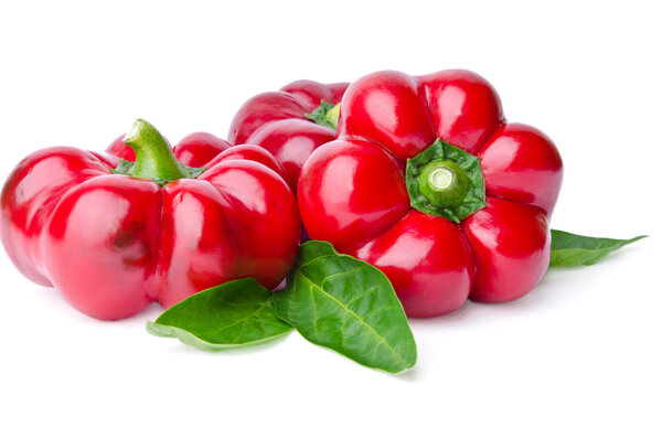 Красивые сочные красный перец чили изолированы на белом фоне
