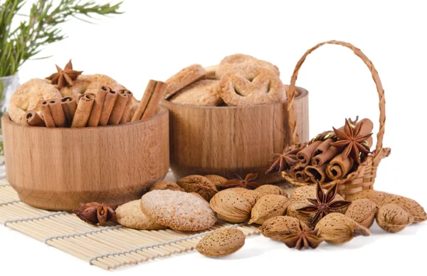 Biscuits sucrés dans des récipients en bois avec bâtonnets de cannelle, un — Photo