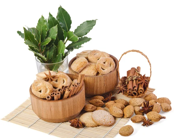 Süße Zuckerkekse in Holzbehältern mit Zimtstangen, ein — Stockfoto
