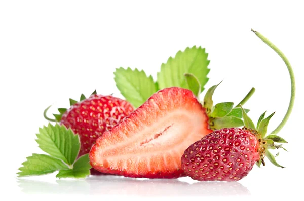 Rode zoete strawberrys geïsoleerd op witte achtergrond — Stockfoto