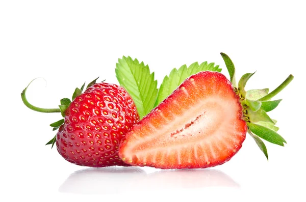 Rode zoete strawberrys geïsoleerd op witte achtergrond — Stockfoto