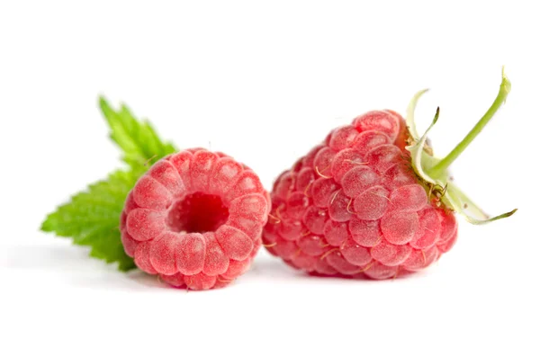 Zwei süße reife Himbeeren isoliert auf weißem Hintergrund — Stockfoto