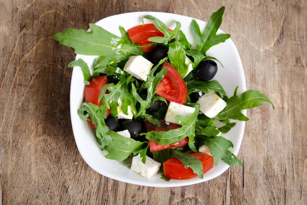 Řecký salát v bílou salátovou mísu na stůl — Stock fotografie